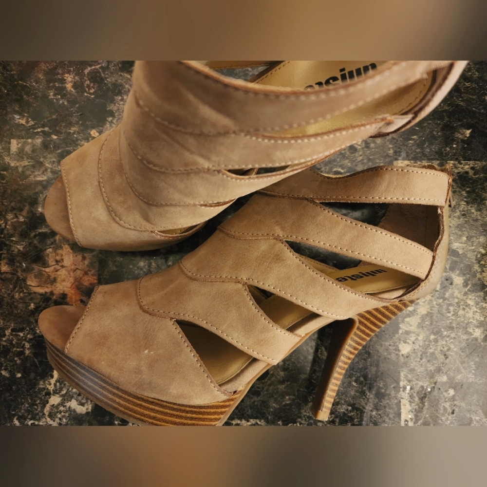 Kenneth Cole Unlisted Women's Real Time Bark PU Platform
